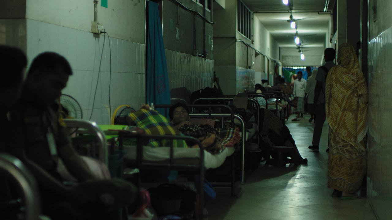 PatientInnen des Dhaka Medical Hospital müssen aufgrund von Platzmangel am Boden liegen.