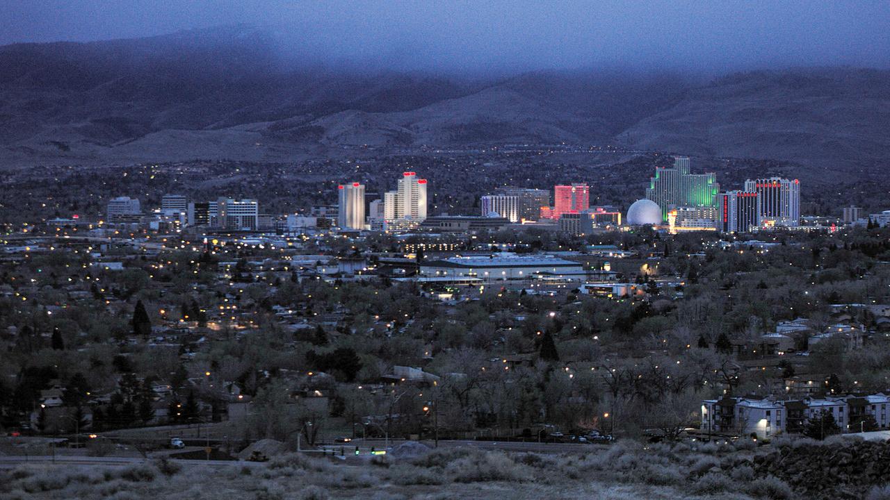 Luftaufnahme von Reno, Nevada, bei Nacht.