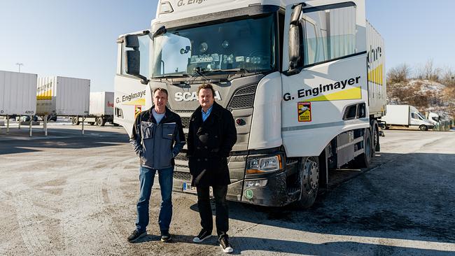 Günther Helpersdorfer und Hanno Settele stehen vor einem LKW der Firma Englmayer. 