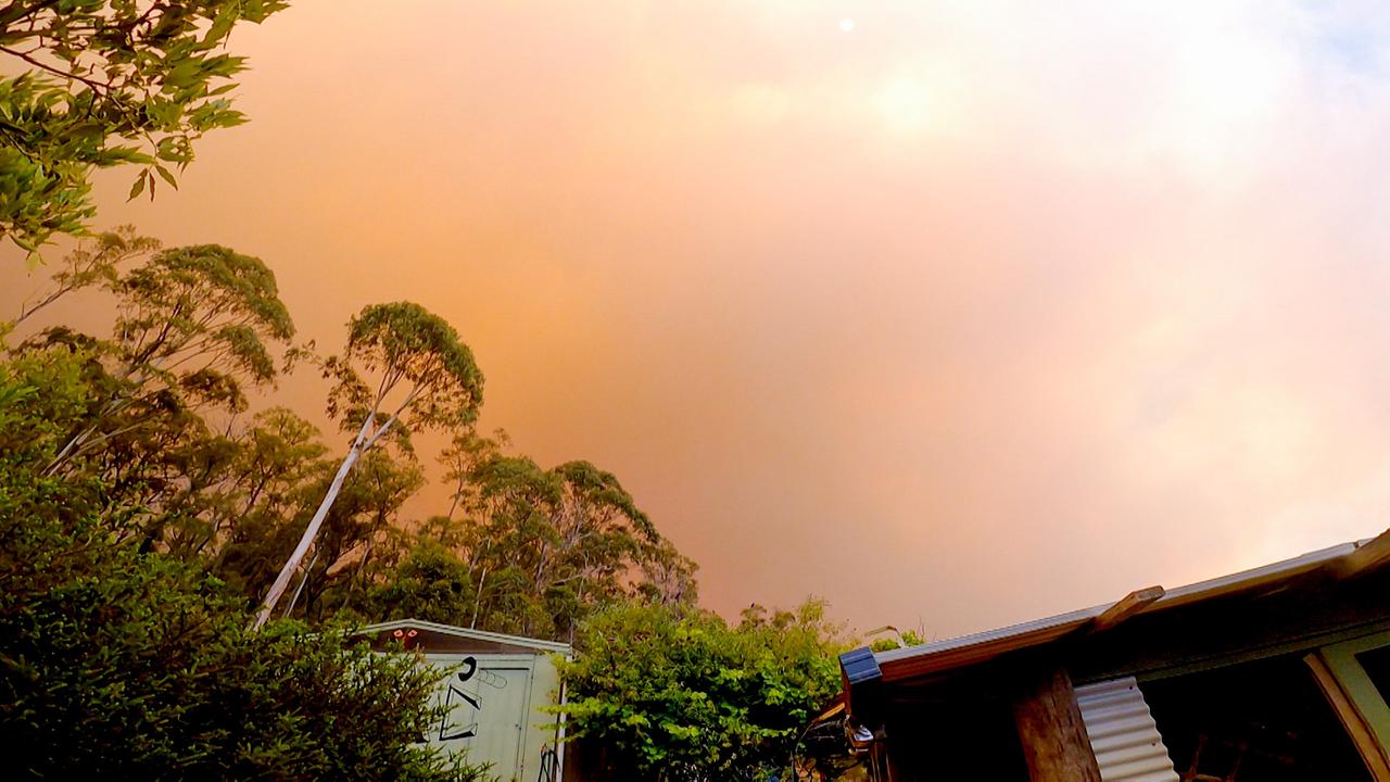 Rot gefärbter Himmel während der verheerenden Waldbrände in Goongerah in East Gippsland, Australien.