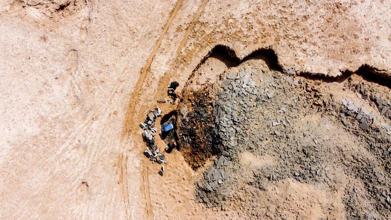 Das Bild aus der Vogelperspektive zeigt Salzgräber in Zouérat in Nord-Mauretanien bei der Arbeit.