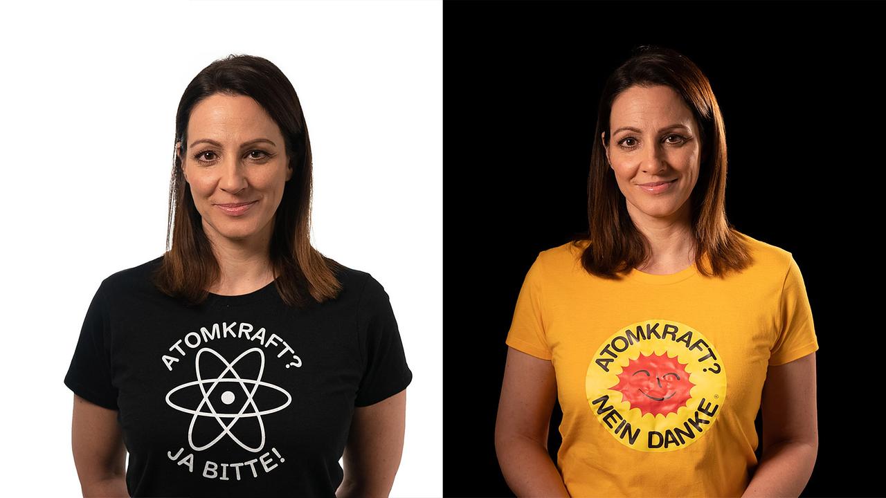 Auf dem linken Bild trägt Lisa Gadenstätter ein schwarzes T-Shirt mit der Aufschrift "Atomkraft? Ja bitte!", auf dem rechten Bild trägt sie ein gelbes T-Shirt mit der Aufschrift "Atomkraft? Nein danke!"