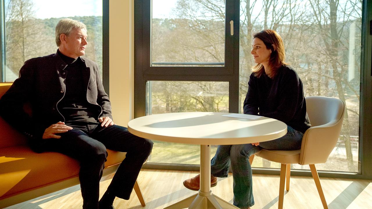 © ORF/Neulandfilm Roland Mader von der Entzugsklinik Anton-Proksch-Institut Kalksburg im Gespräch mit Lisa Gadenstätter.