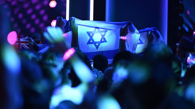 Israel-Flagge wird im Publikum hochgehalten