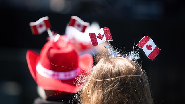 Köpfe mit Kanada-Fahnen als Kopfschmuck