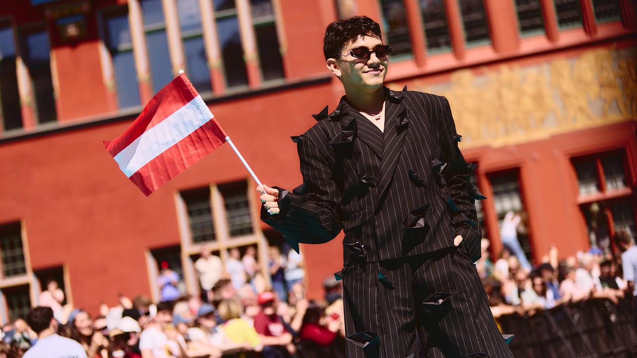 © Alma Bengtson/EBU JJ im schwarzen Anzug auf dem türkisen Teppich der Opening Ceremony in Basel