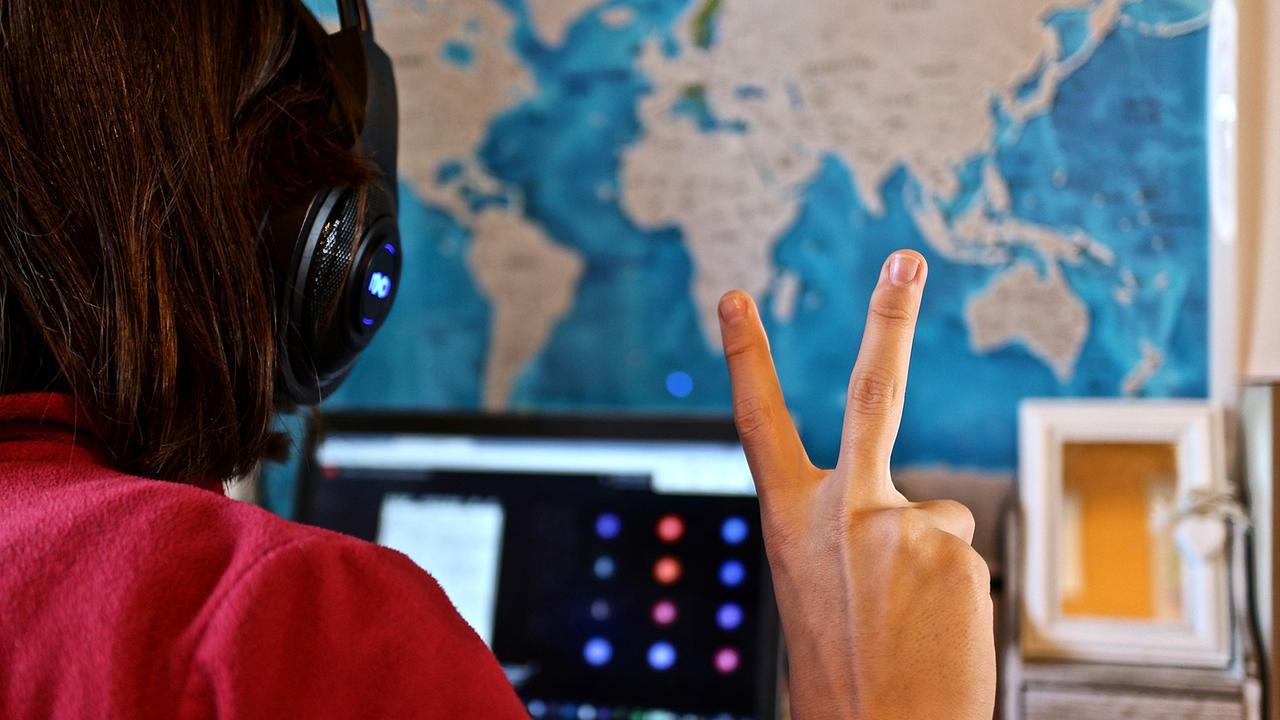 Schüler sitzt vor einem Laptop