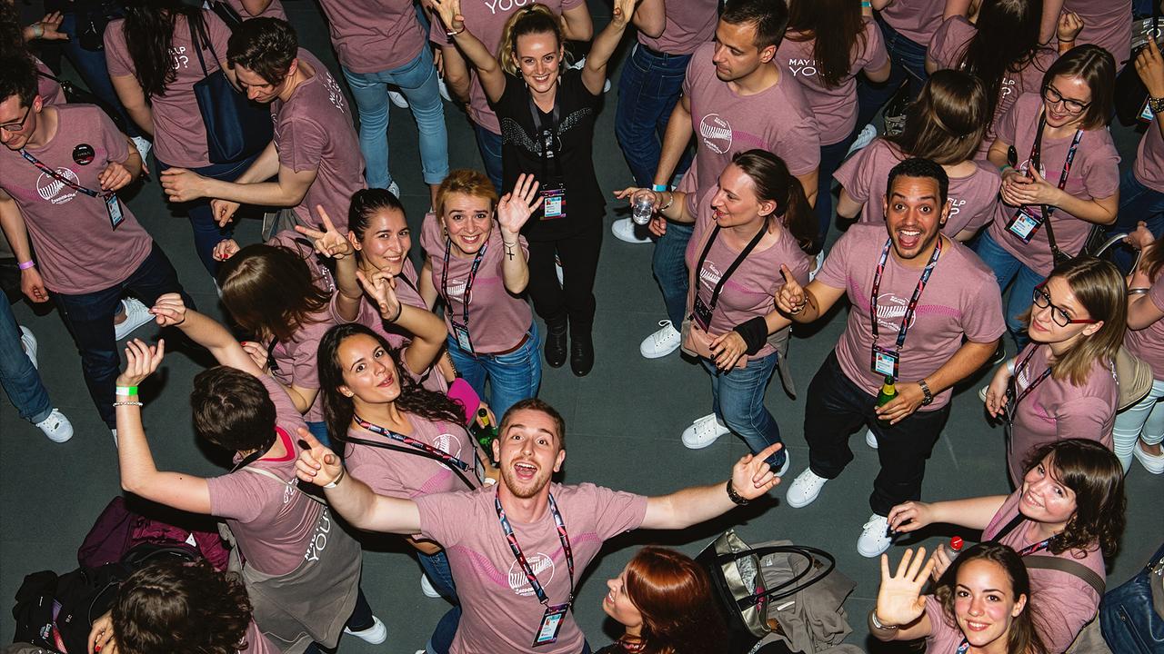 © ORF/Graph Art Line e.U. Volunteers schauen nach oben in die Kamera