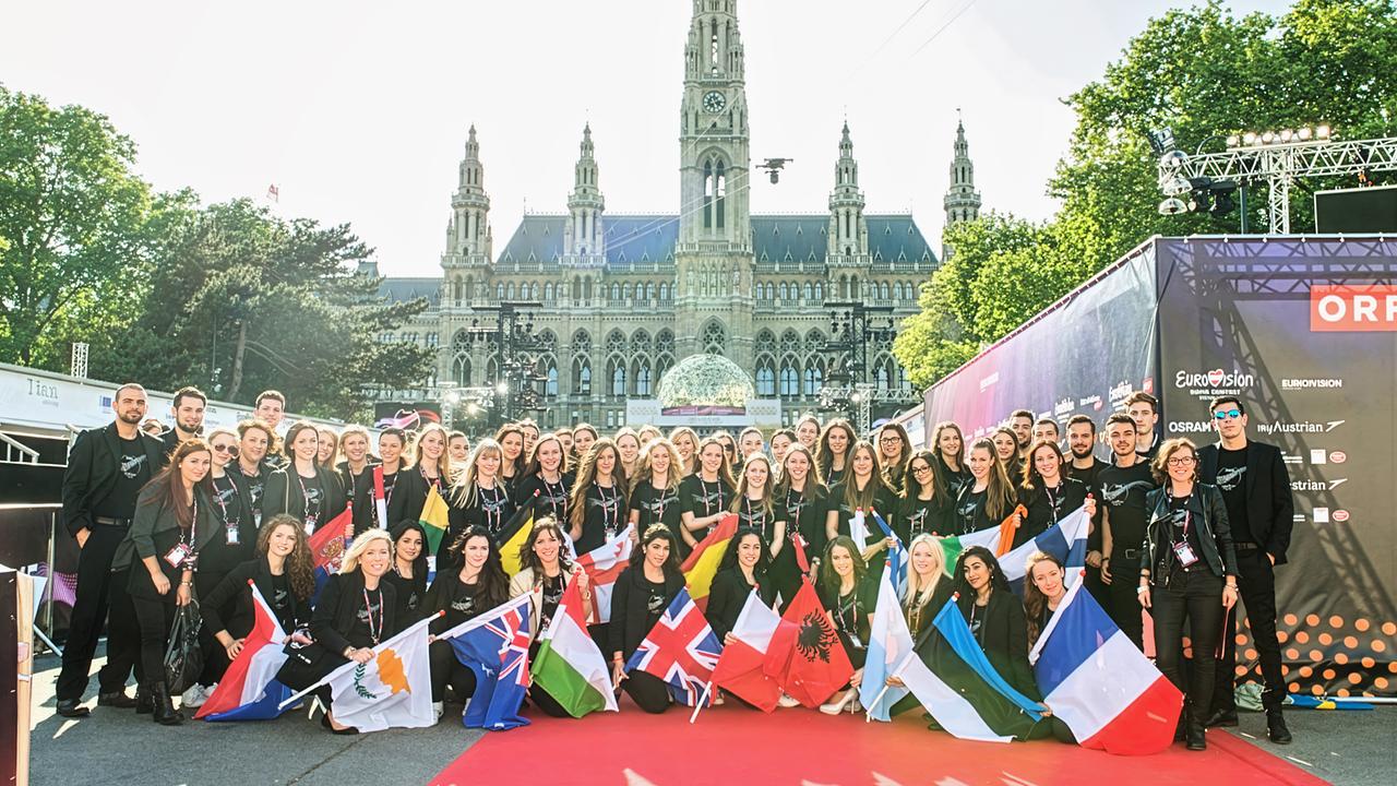 © ORF/Graph Art Line e.U. Volunteers stehen am roten Teppich bei der Opening Ceremony am Wiener Rathausplatz
