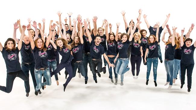 Volunteers des Eurovision Song Contest 2015 in Wien stehen in einem weißen Fotostudio und springen voller Begeisterung in die Luft