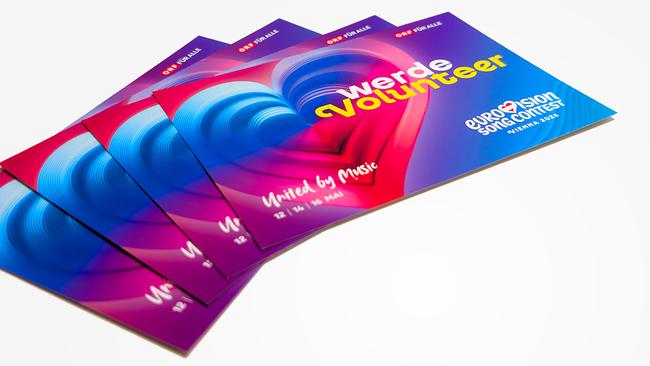 Vier Postkarten mit der Aufschrift "werde Volunteer" liegen auf dem Tisch