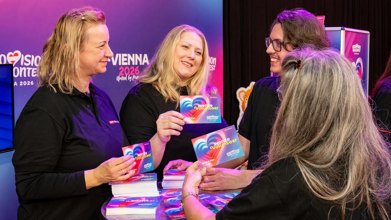 © ORF/Graph Art Line e.U. Lächelnde Volunteers verteilen Postkarten