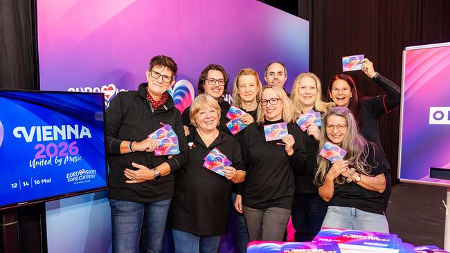 Volunteers lächeln in die Kamera