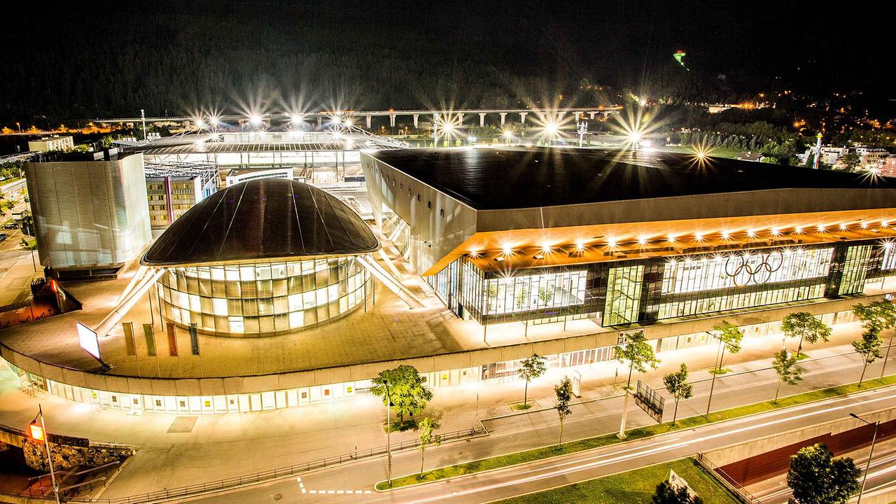 Olympiahalle in Innsbruck bei Nacht
