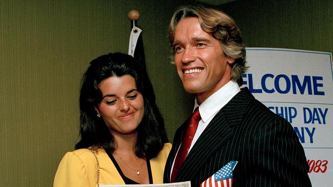 Am 16. September 1983 zeigt der Schauspieler und Bodybuilder Arnold Schwarzenegger seine neuen US-Staatsbürgerschaftspapiere. Maria Shriver, Arnold Schwarzenegger.