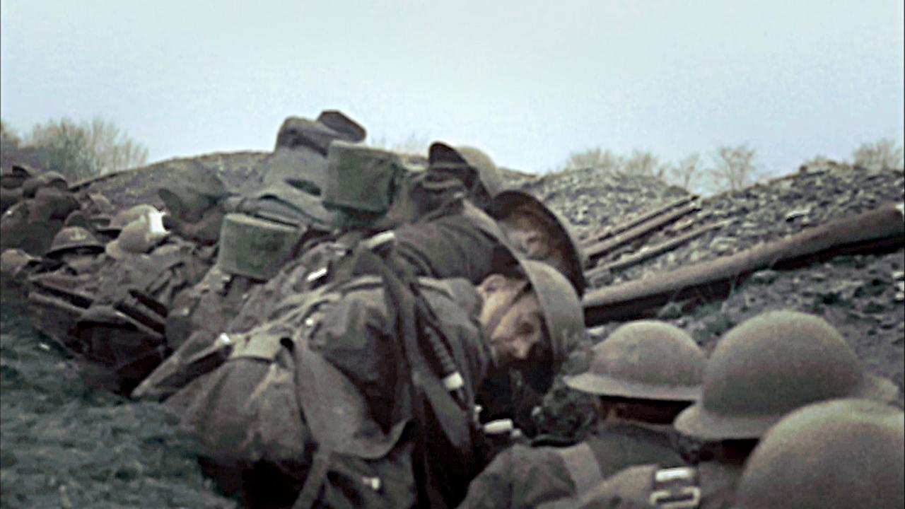 © ORF/FRANCE TV/Bundesarchiv Kanadische Soldaten kauern in den Schützengräben und warten auf den Signalhornruf, der den Beginn des Angriffs durch das Niemandsland signalisiert. Sie wissen, dass ihre Überlebenschancen gering sind: In vier Kriegsjahren werden von den 70 Millionen von allen Seiten mobilisierten Soldaten zehn Millionen im Konflikt umkommen.