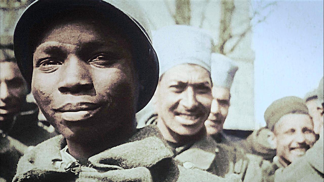 © ORF/FRANCE TV/Bundesarchiv Dieser Soldat aus Französisch-Westafrika gehört zu den 135.000 senegalesischen Schützen, die zum Kampf nach Europa geschickt wurden. Wird er einer der 30.000 schwarzafrikanischen Soldaten sein, die in den Schützengräben umkommen?