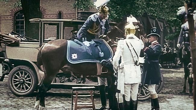 Berlin, Juni 1914. Kaiser Wilhelm II. besteigt sein Pferd und bereitet sich auf den 25. Jahrestag seiner Machtübernahme vor.