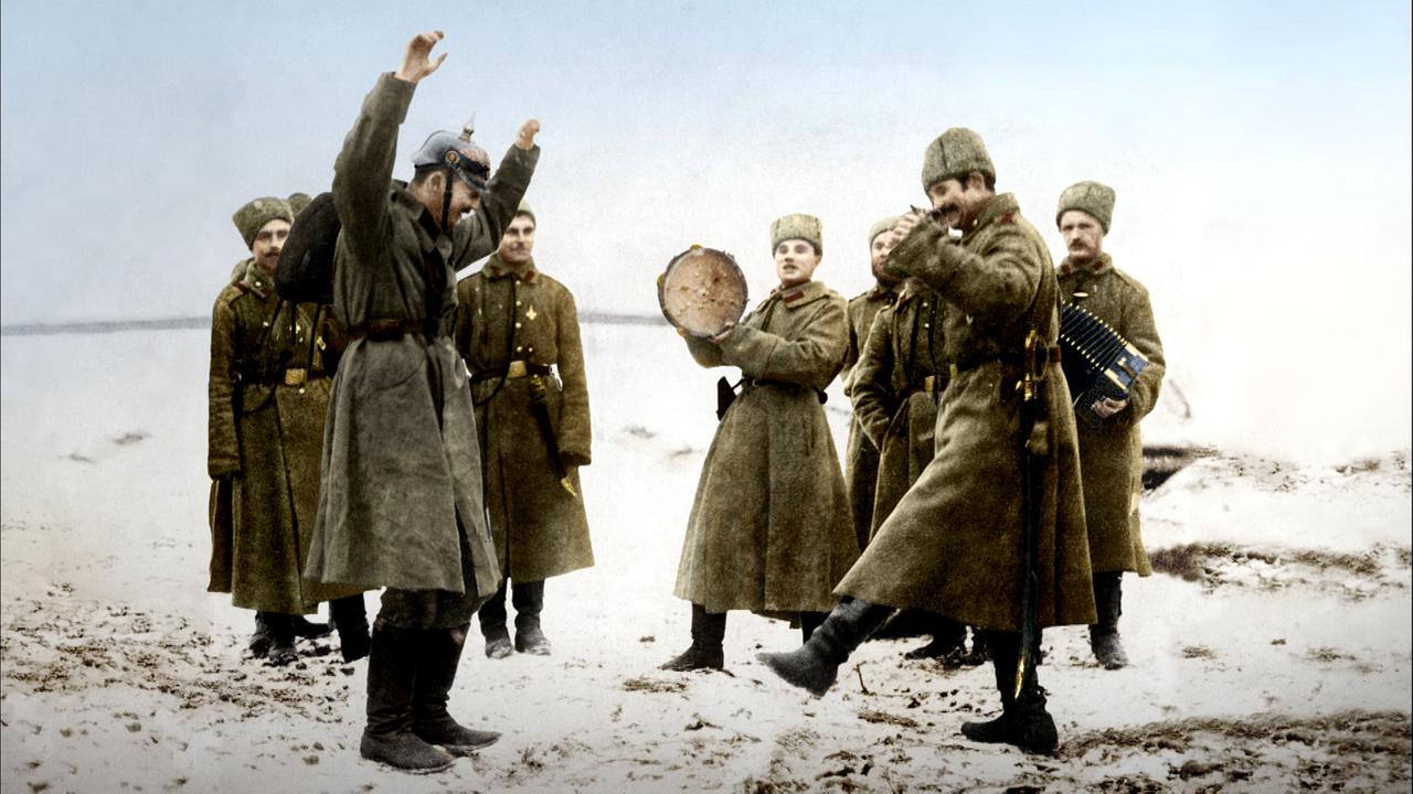© ORF/FRANCE TV/Rue des Archives Im Bild: Russische und deutsche Soldaten vergnügen sich und tanzen gemeinsam während eines kurzen Waffenstillstands am Weihnachtstag im Jahr 1914. Die Oberkommandos aller verfeindeten Länder wollen diese Art der Verbrüderung verhindern.