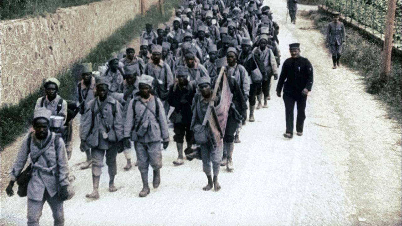 © ORF/FRANCE TV/Rue des Archives Im Bild: Senegalesische Schützen können es nicht ertragen, die ihnen zugewiesenen Stiefel zu tragen: Selbst der Soldat, der den Liegestuhl des Offiziers trägt, läuft barfuß. Dennoch nehmen sie an allen großen Schlachten teil und werden von der französischen Armee für ihre herausragende Tapferkeit mit hohen Auszeichnungen belohnt.