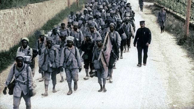 Im Bild: Senegalesische Schützen können es nicht ertragen, die ihnen zugewiesenen Stiefel zu tragen: Selbst der Soldat, der den Liegestuhl des Offiziers trägt, läuft barfuß. Dennoch nehmen sie an allen großen Schlachten teil und werden von der französischen Armee für ihre herausragende Tapferkeit mit hohen Auszeichnungen belohnt.