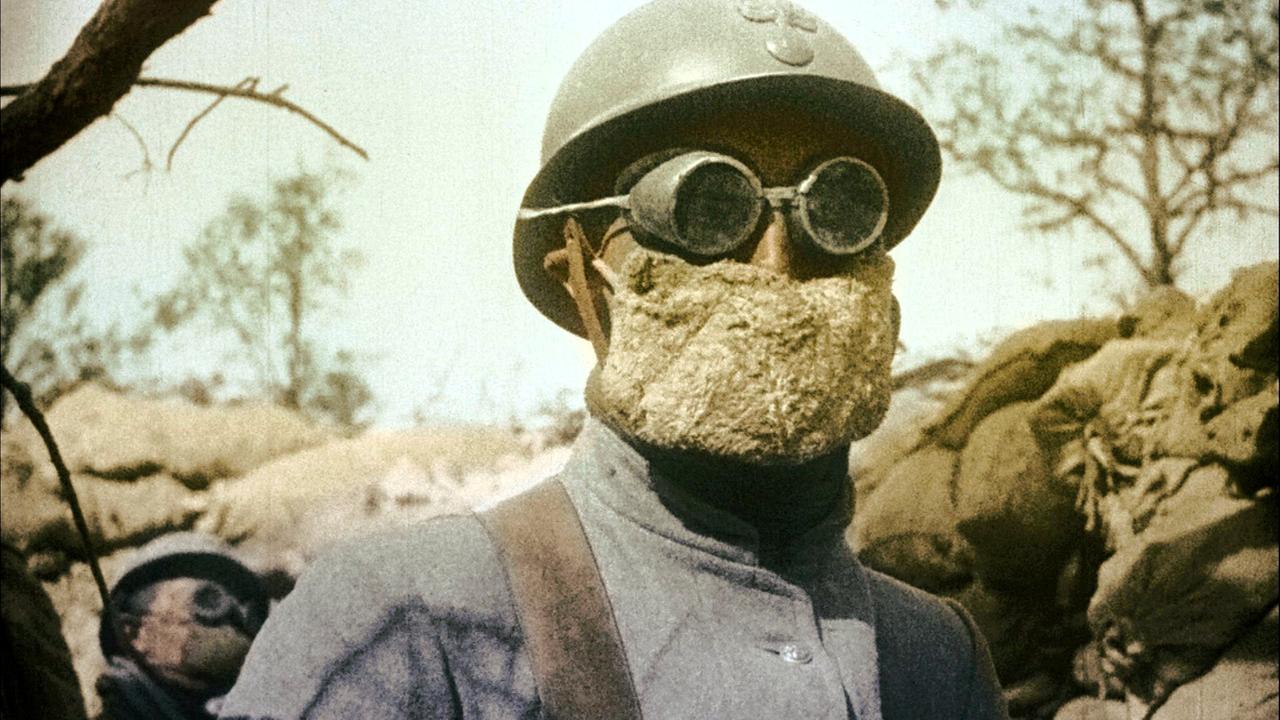 © ORF/FRANCE TV/ECPAD Im Bild: Obwohl es sich nach internationalen Abkommen um eine illegale chemische Waffe handelt, wird Giftgas bereits seit 1915 von den Kriegführenden eingesetzt, was die Gasmaske zu einem unverzichtbaren Accessoire für Soldaten in den Schützengräben macht. Dies ist eine frühe Version. Die Gasmaskentechnologie wird sich im Laufe des Krieges verbessern.
