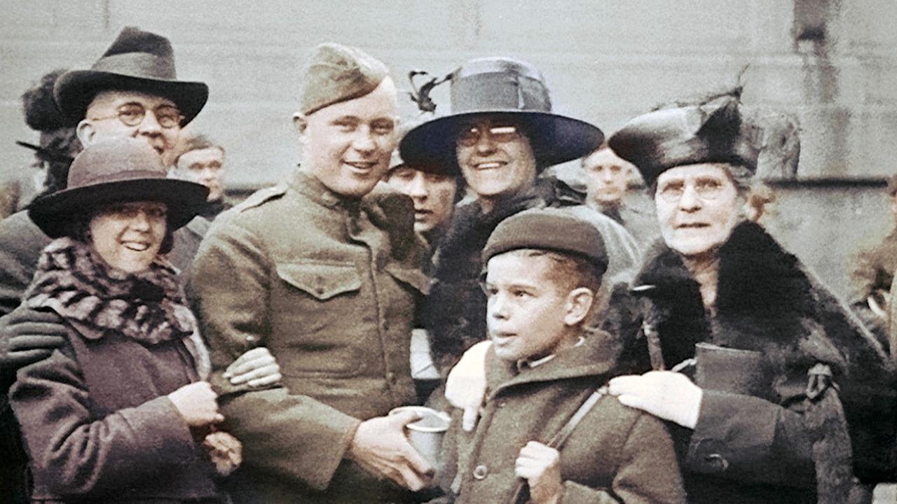 © ORF/FRANCE TV/BnF/Gallica Im Bild: Dieser amerikanische Soldat verlässt seine Familie und reist nach Frankreich: Er hat gerade erste Ausbildung in den Vereinigten Staaten unter der Aufsicht von französischen und britischen Trainern absolviert.