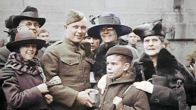 Im Bild: Dieser amerikanische Soldat verlässt seine Familie und reist nach Frankreich: Er hat gerade erste Ausbildung in den Vereinigten Staaten unter der Aufsicht von französischen und britischen Trainern absolviert.