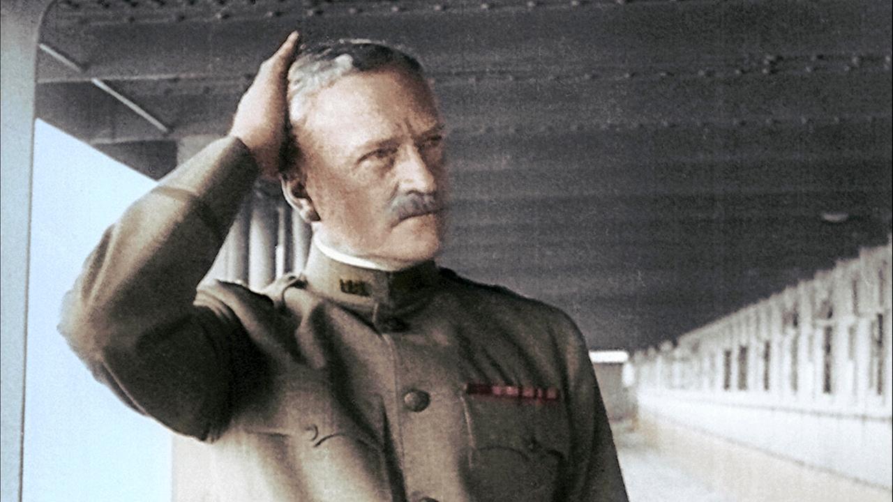 © ORF/FRANCE TV/BnF/Gallica Im Juni 1917 landeten die Amerikaner in Frankreich und wurden General John Pershing kommandiert.