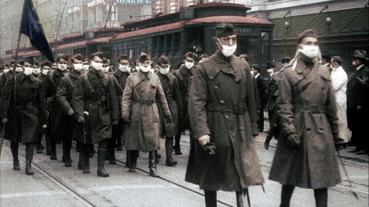 © ORF/FRANCE TV/ECPAD Im Bild: Im April 1918 beginnt eine Grippepandemie unbekannten Ursprungs die Welt zu verwüsten. In weniger als einem Jahr werden 25 Millionen Menschen sterben. Diese amerikanischen Truppen tragen Masken, die sie vor Infektionen schützen sollen.