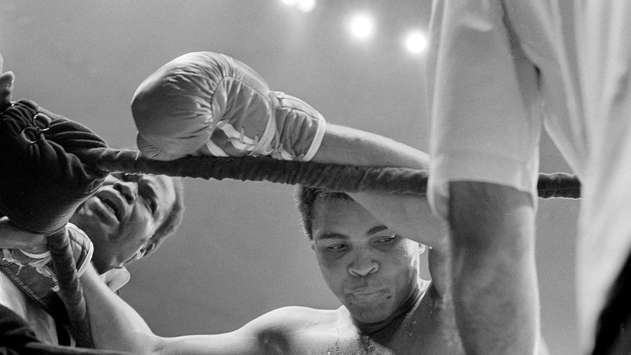 Im Bild: Der Schwergewichts-Champion Muhammad Ali stützt sich auf die Seile, nachdem er seinen Titel am 29. September 1977 im New Yorker Madison Square Garden erfolgreich gegen Earnie Shavers verteidigt hat. Ali wurde im 15-Runden-Kampf mit Shavers eine einstimmige Entscheidung zugesprochen. Rechts ist Alis Berater Drew „Bundini“ Brown zu sehen.