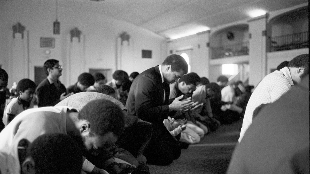 Im Bild: Muhammad Ali betet in einer Moschee in Los Angeles, Januar 1980.