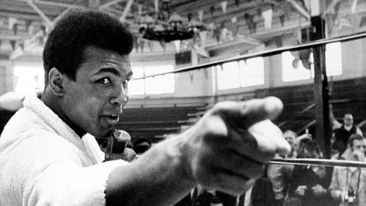 Im Bild: Der Schwergewichtsboxer Muhammad Ali während einer Pressekonferenz aus dem Ring, am 24. Oktober 1970 in Atlanta, Georgia. Der ehemalige Schwergewichts-Champion trifft am 26. Oktober 1970 in einem 15-Runden-Kampf ohne Titel auf Jerry Quarry.