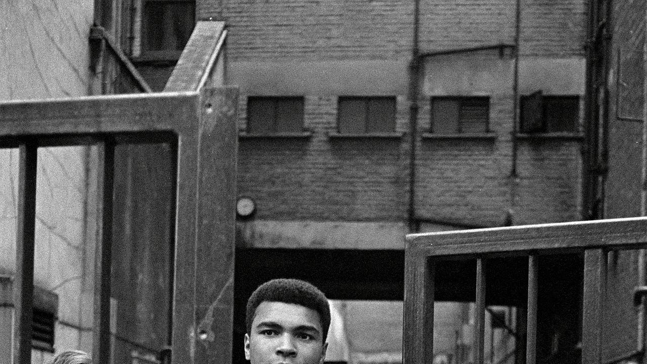 Im Bild: London, England, 21. Mai 1966; der amerikanische Schwergewichtsweltmeister Cassius Clay (später Muhammad Ali) beim Verlassen des Odeon-Kinos am Leicester Square, nachdem er für seine Titelverteidigung gegen den britischen Meister Henry Cooper gekämpft hatte.