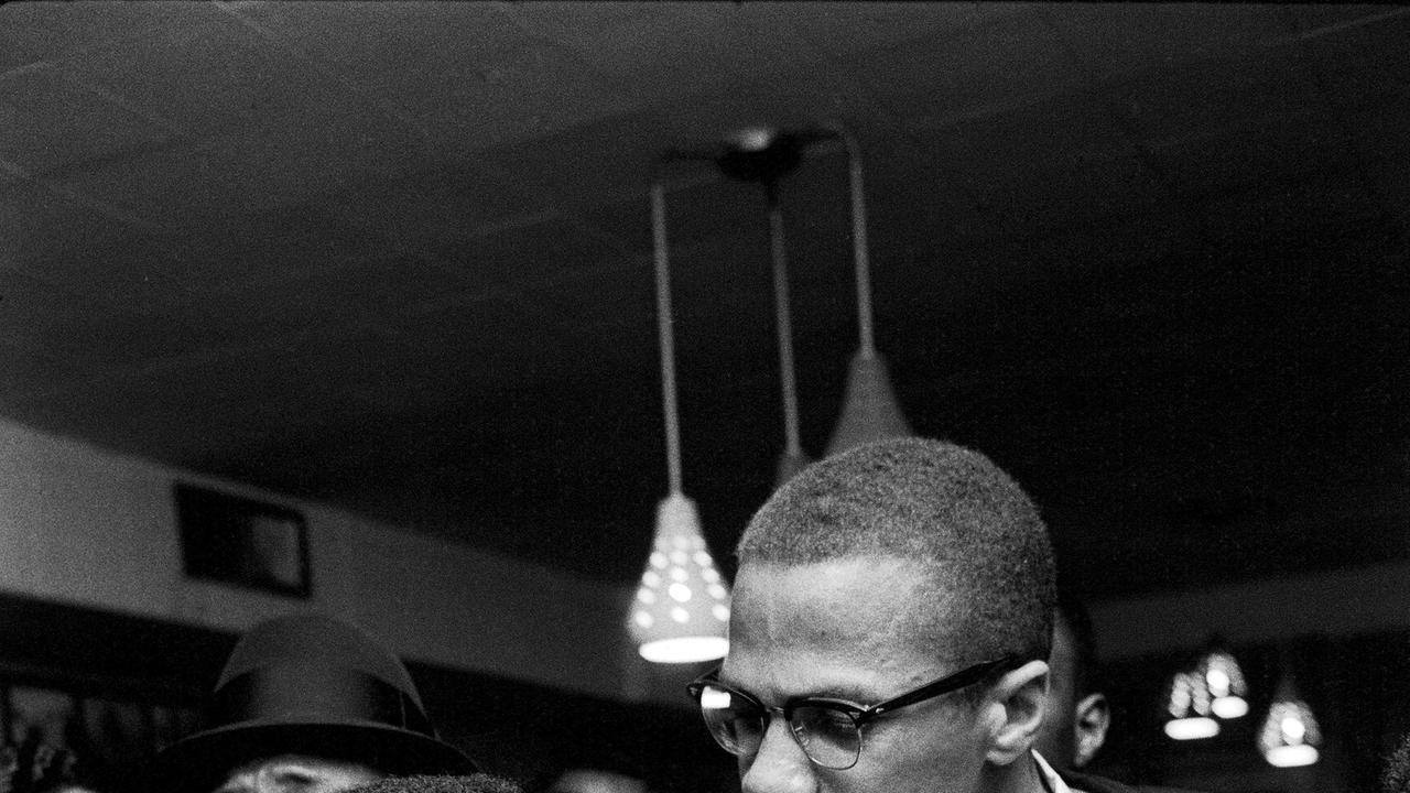 Im Bild: März 1964 – Miami: Der schwarze muslimische Führer Malcolm X und Cassius Clay (Muhammad Ali) umgeben von jubelnden Fans, nachdem er Sonny Liston geschlagen hat.