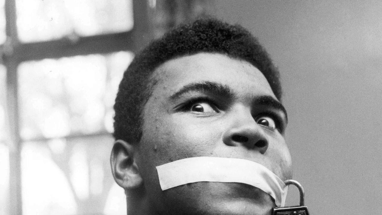 Im Bild: 1963, Cassius Clay (später Muhammad Ali) mit Klebeband und einem Vorhängeschloss geknebelt.