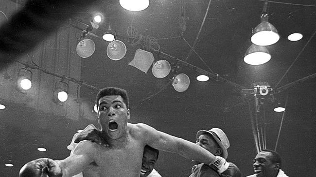 Im Bild: Cassius Clay wird von seinen Betreuern zurückgehalten, nachdem er am 25. Februar 1964 in einem technischen Knockout in der siebten Runde gegen Sonny Liston in der Convention Hall in Miami Beach, Florida, zum neuen Weltmeister im Schwergewicht erklärt wird.