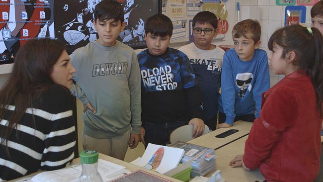 © ORF/Ruth Beckermann Filmproduktion Lehrerin und Schüler:innen besprechen etwas