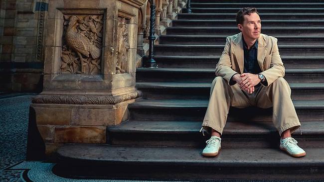 Benedict Cumberbatch auf Stufen sitzend