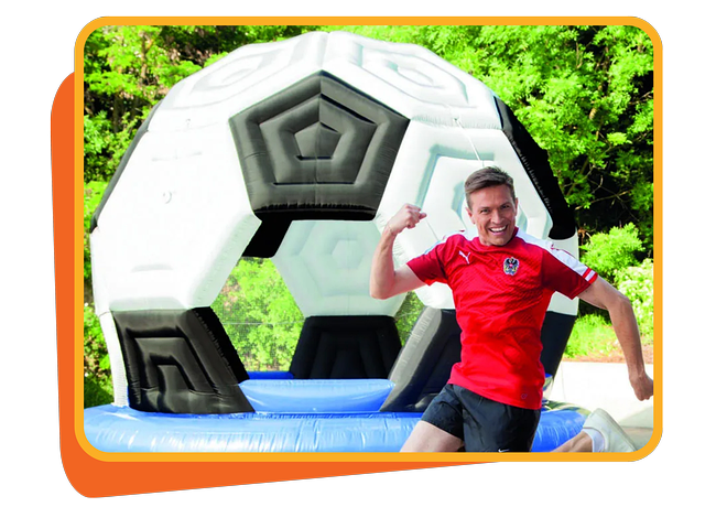 im Bild: Robert steiner ist vor einem aufgebasenen Ball zu sehen