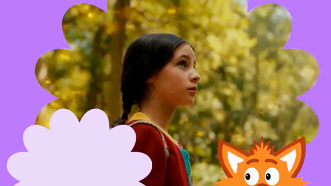 Im Bild: Ein Ausschnitt vom Film "Der Wunderweltenbaum". Zu sehen ist ein Mädchen, dass durch den Wald geht. 