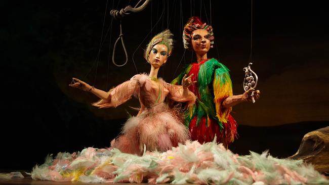 Im Bild: Papageno und Papagena sitzen auf der Bühne. Unter ihnen liegen Federn. 