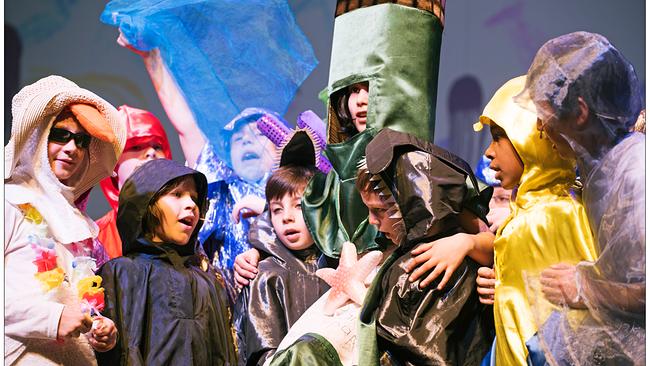 Schulkinder der Volksschule der Wiener Sängerknaben stehen verkleidet auf der Bühne.