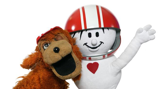 im Bild: Helmi und sein Hund Sokrates winken in die Kamera