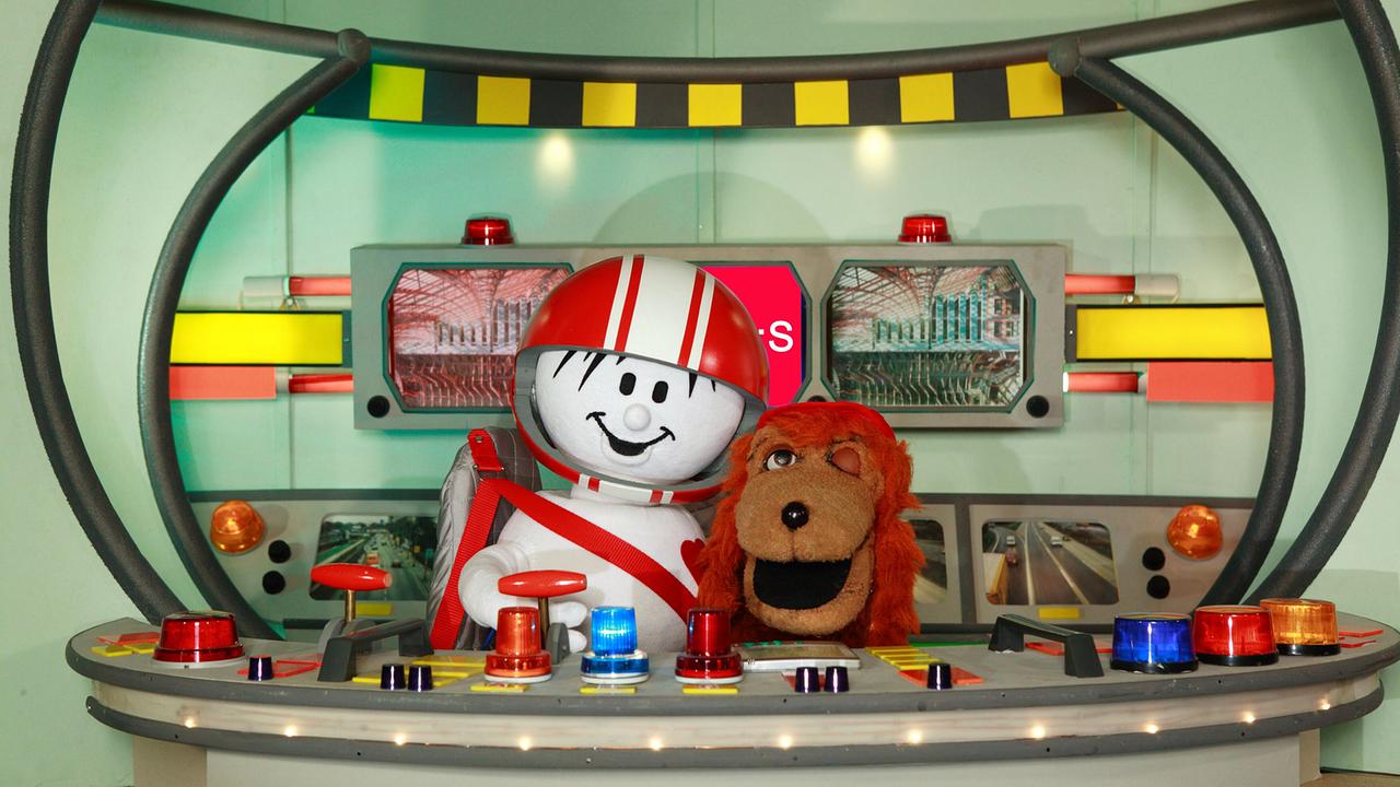 im Bild: Helmi und sein Hund Sokrates sitzen in ihrer Zentrale.