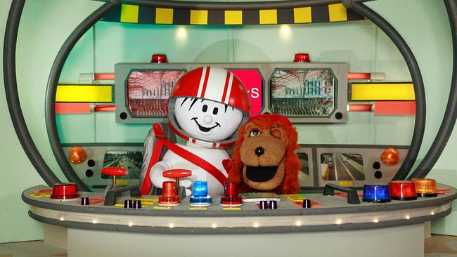 im Bild: Helmi und sein Hund Sokrates sitzen in ihrer Zentrale.