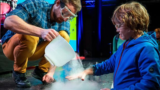 Im Bild: Martin Moder experimentiert mit einem Kind