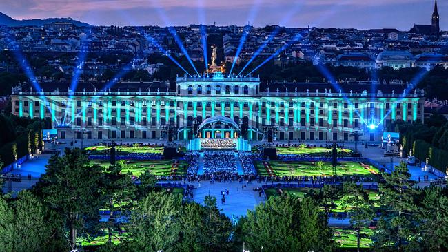 © ORF Schloss Schönbrunn bei Nacht mit Lasershow