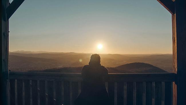 Mann schaut in den Sonnenuntergang