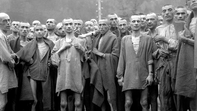 Häftlinge, fast verhungert, posieren im Konzentrationslager Ebensee, Österreich. Berichten zufolge wurde das Lager für "wissenschaftliche" Experimente genutzt. Es wurde von der 80. Division befreit.